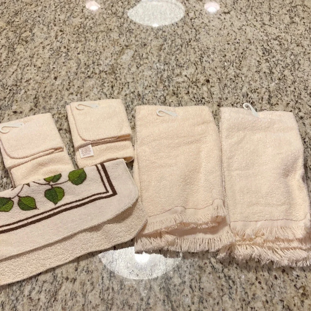 VTG Sarah Lynn NWT Kitch Towel‎ Wash Cloth Bundle Strawberry Theme Cream Red